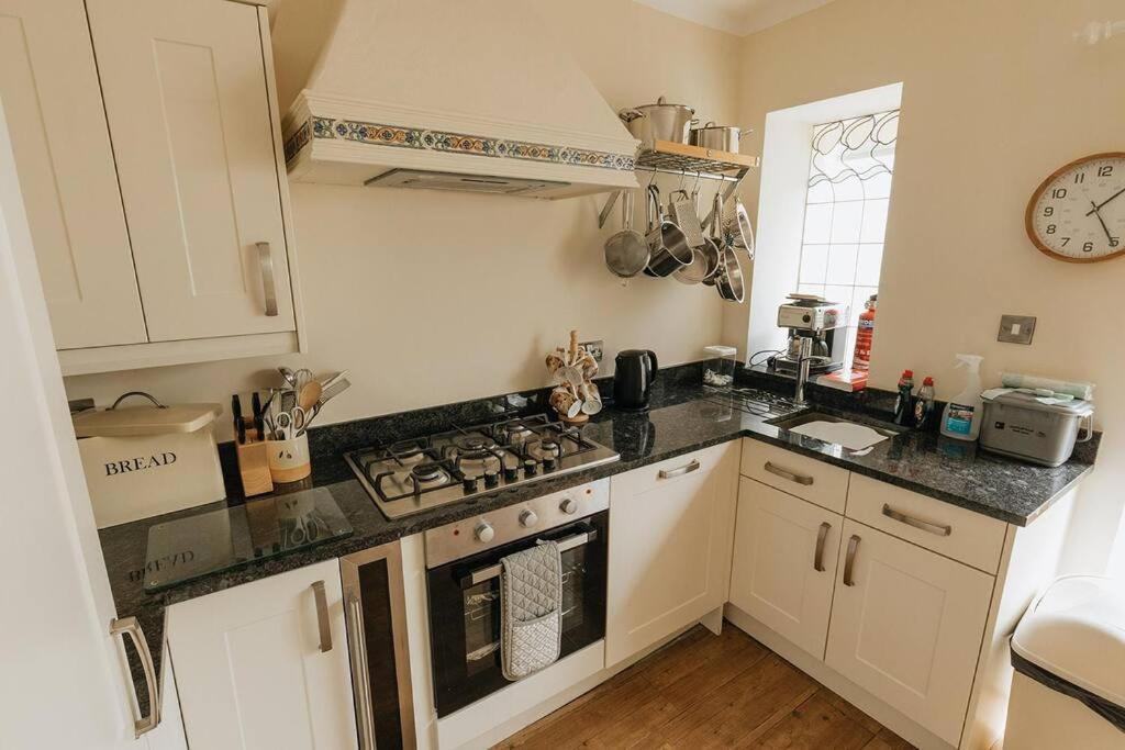Fir Tree Cottage - Cosy 3 Bed Cottage In Penrhyn Bay With Beautiful Sea Views And Access To Snowdonia Rhos-on-Sea Bagian luar foto